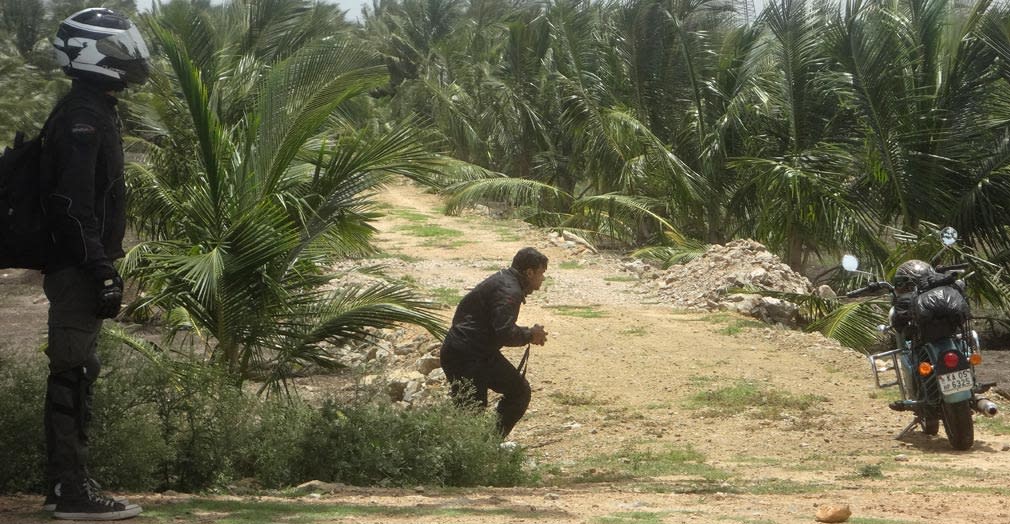 Pramod_Staring_Salman_Photographing